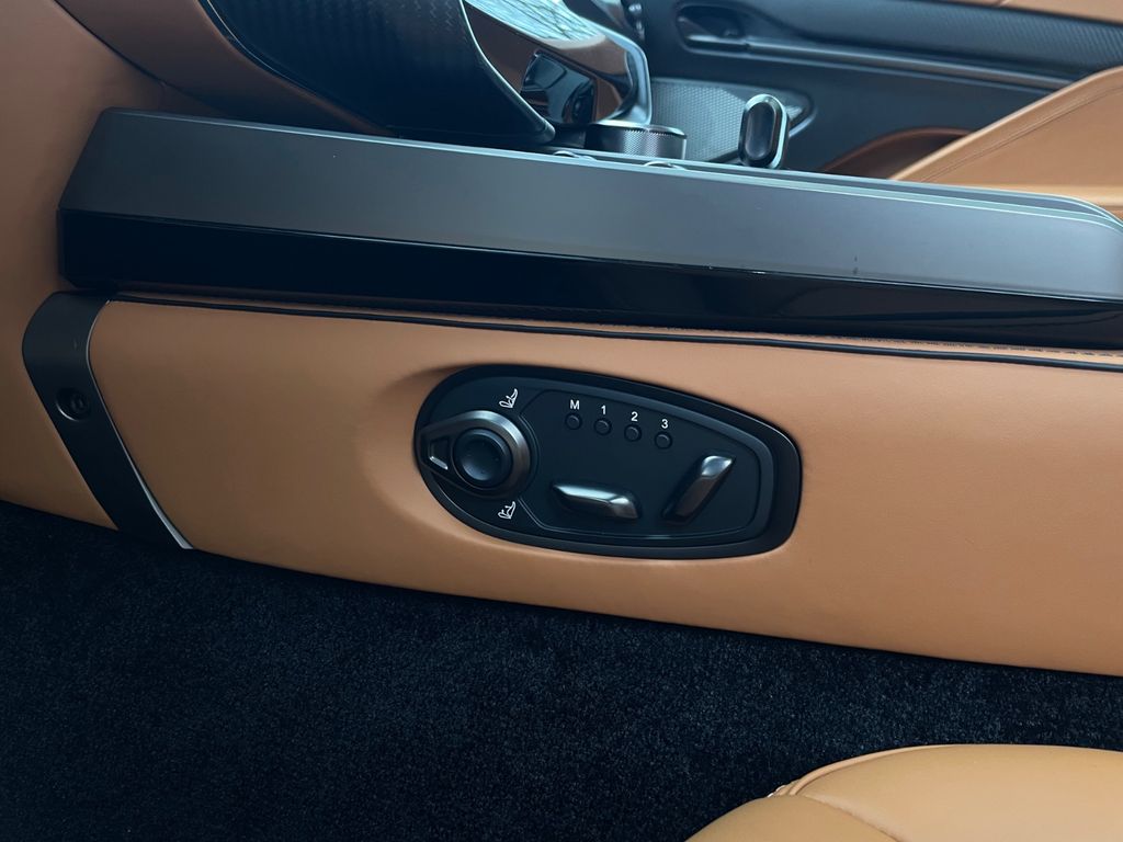 Aston Martin Vanquish 2025