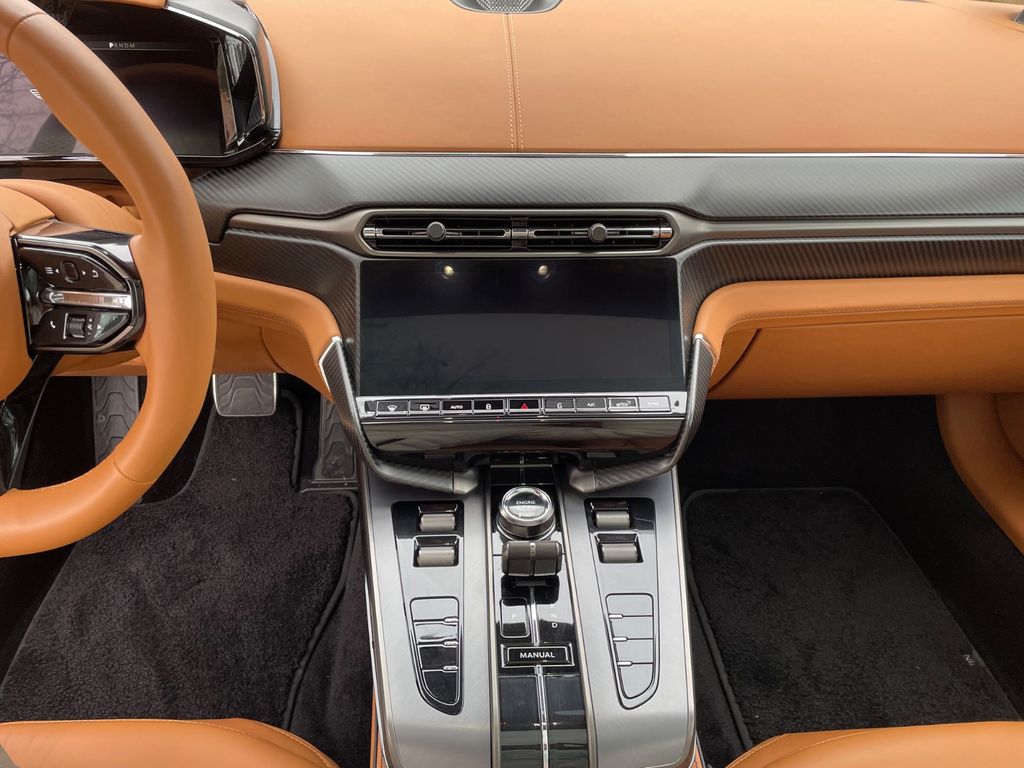 Aston Martin Vanquish 2025