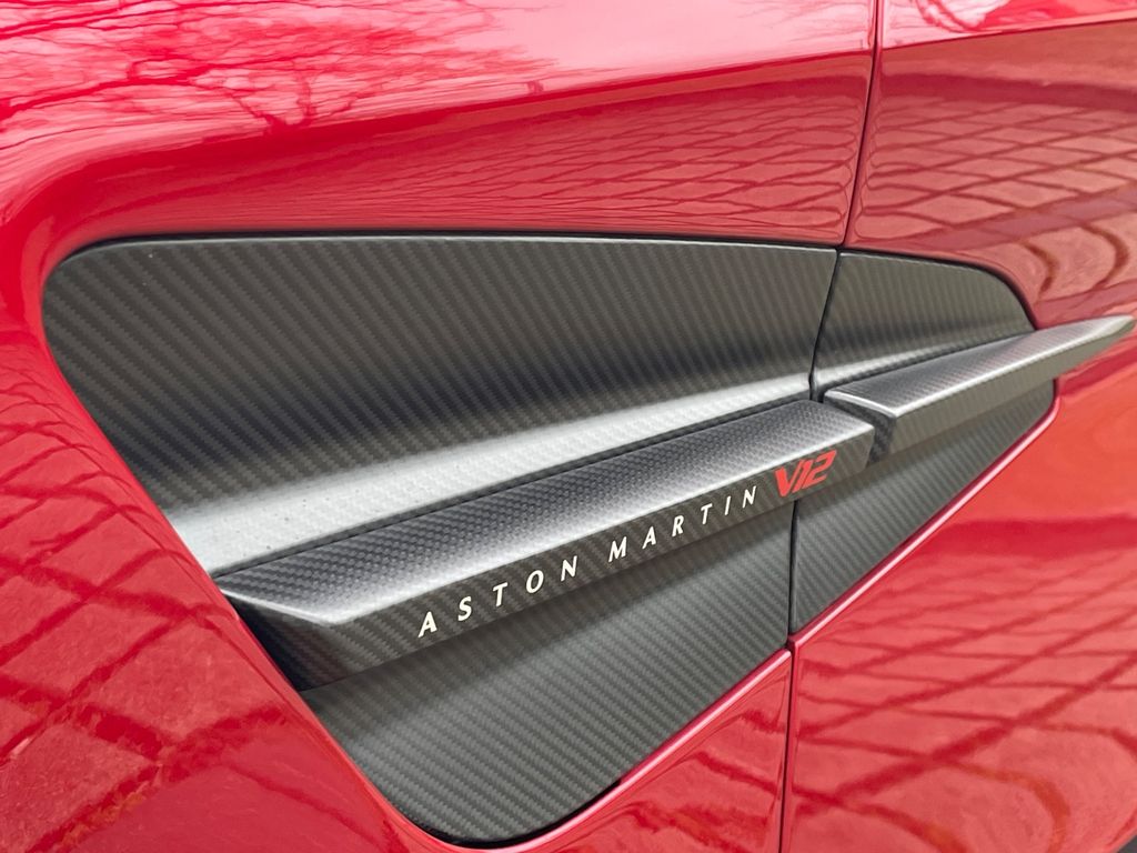 Aston Martin Vanquish 2025