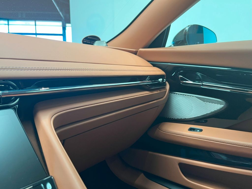 Aston Martin DB12 2024