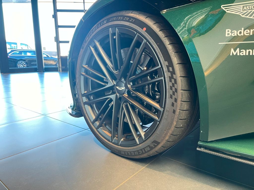 Aston Martin DB12 2024