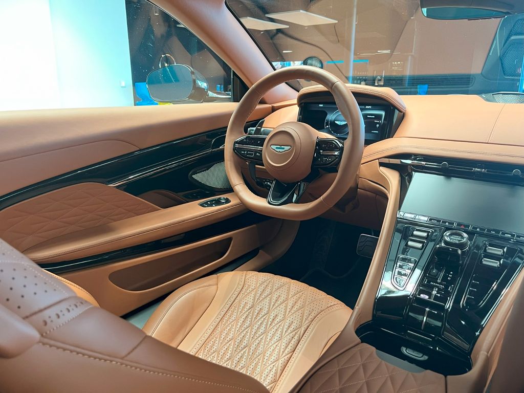 Aston Martin DB12 2024