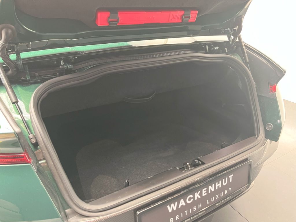 Aston Martin DB12 2024