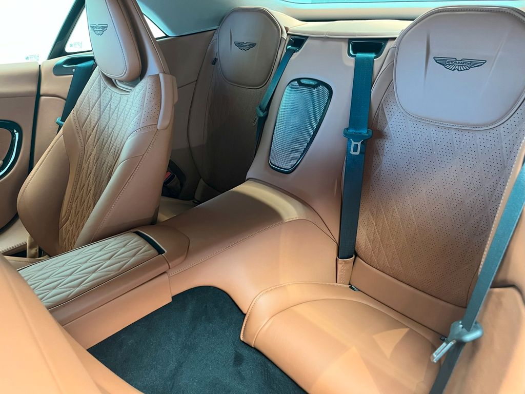 Aston Martin DB12 2024