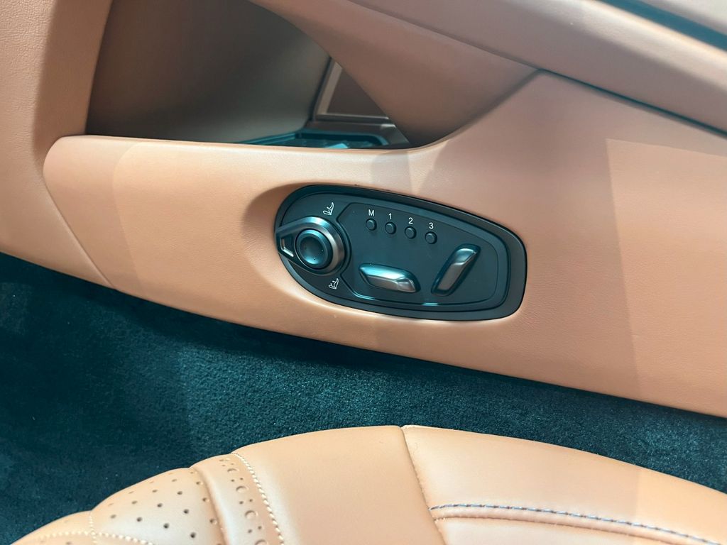 Aston Martin DB12 2024