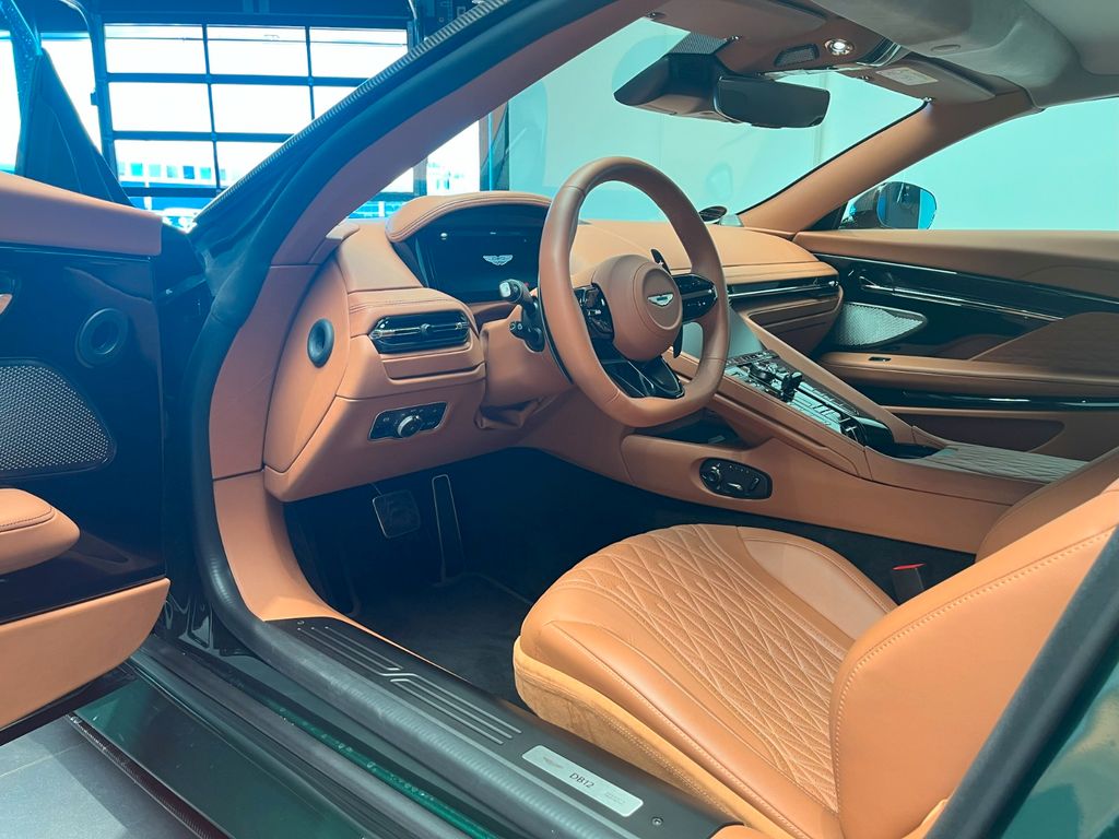Aston Martin DB12 2024