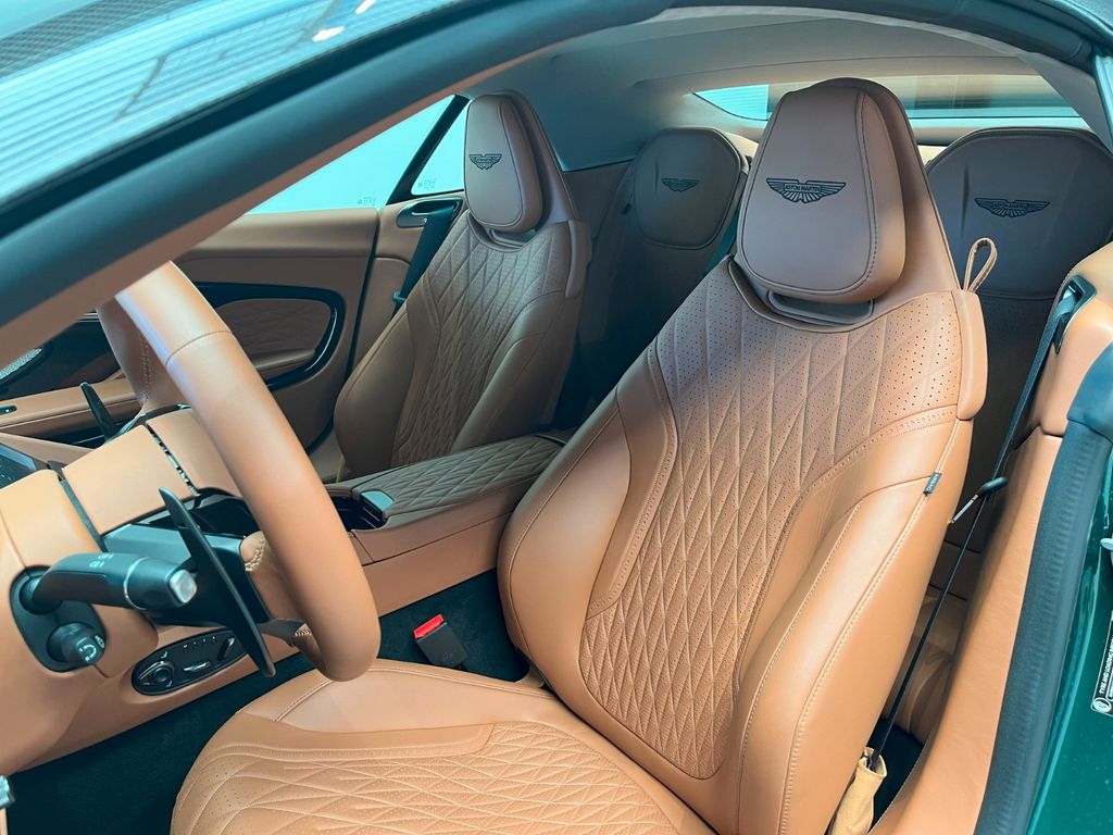 Aston Martin DB12 2024