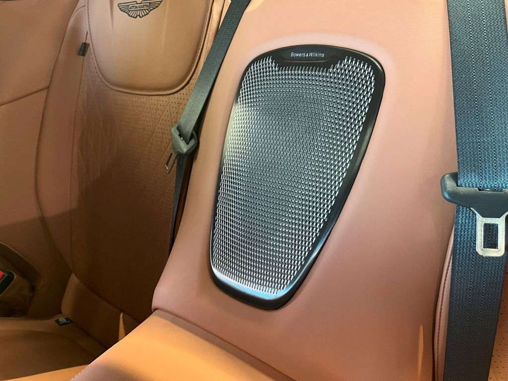 Aston Martin DB12 2024