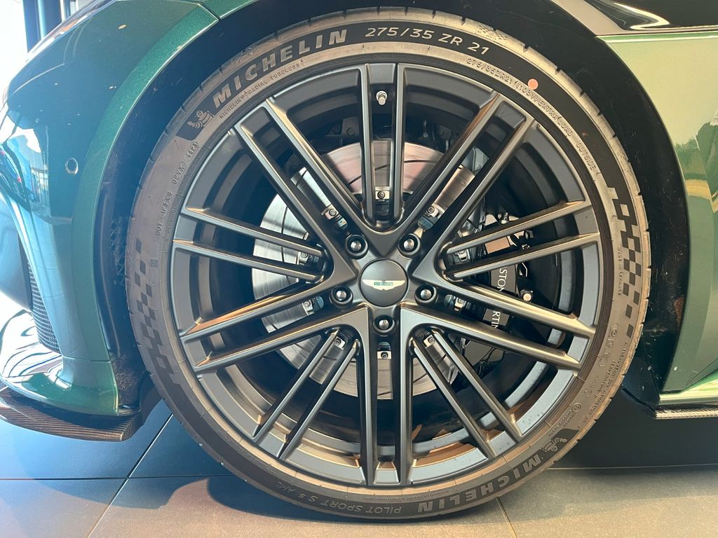 Aston Martin DB12 2024