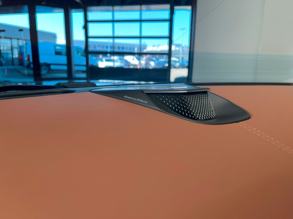 Aston Martin DB12 2024