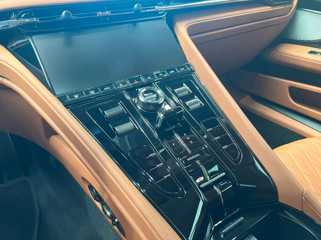 Aston Martin DB12 2024