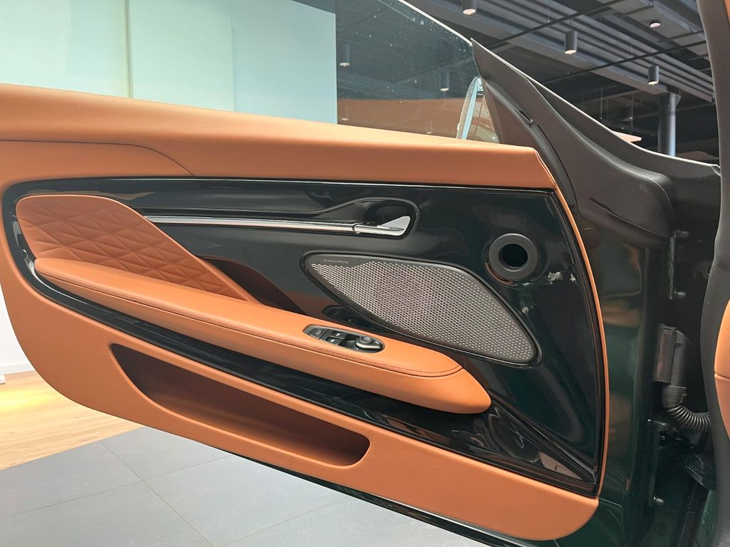 Aston Martin DB12 2024