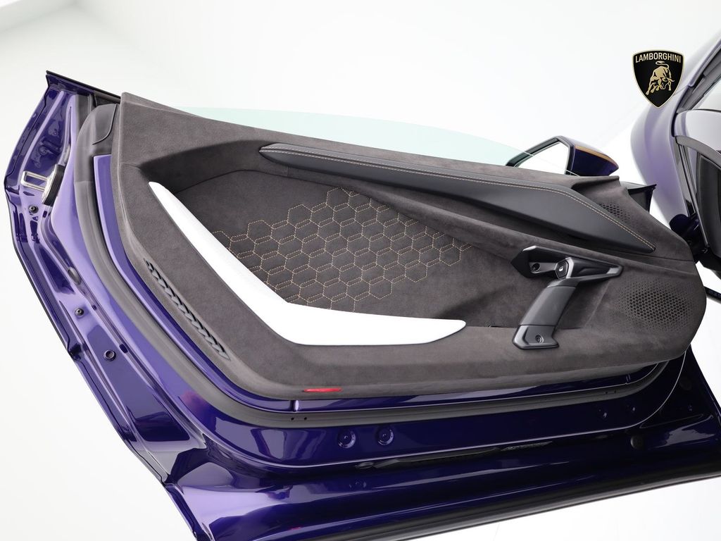 Lamborghini Revuelto 2024