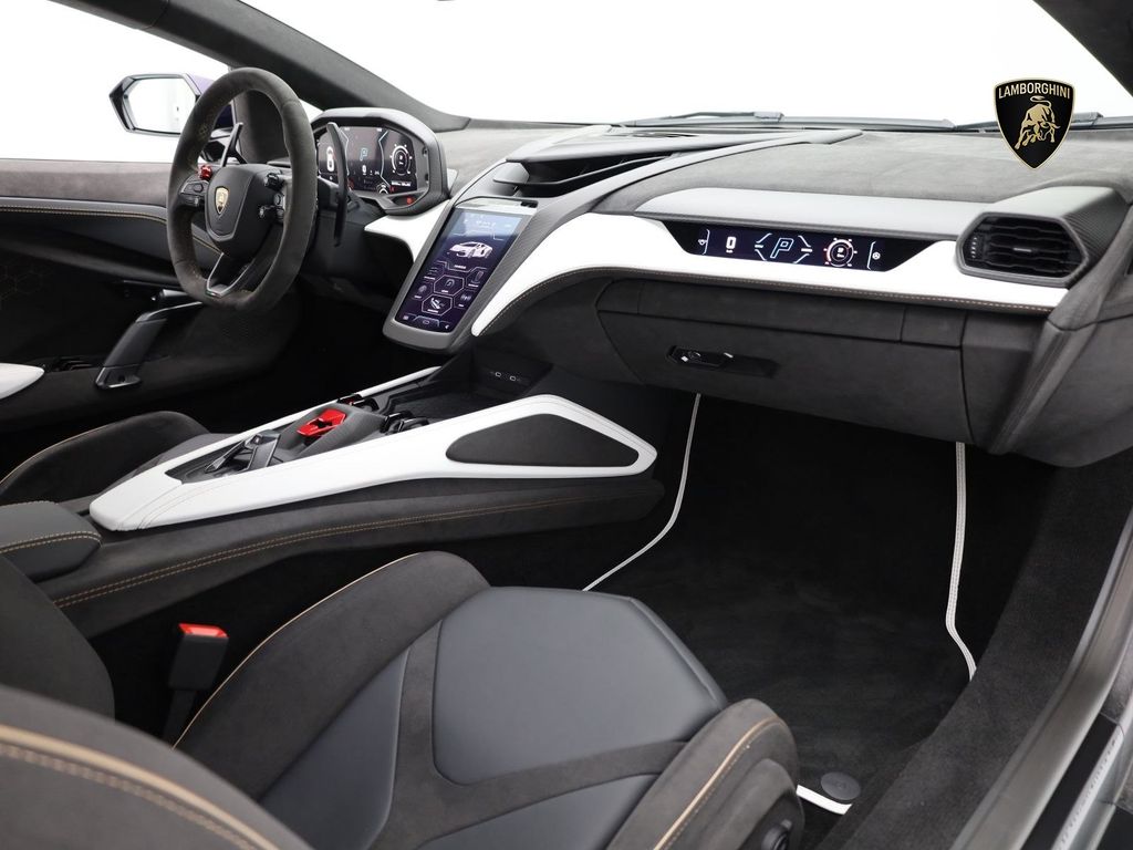 Lamborghini Revuelto 2024
