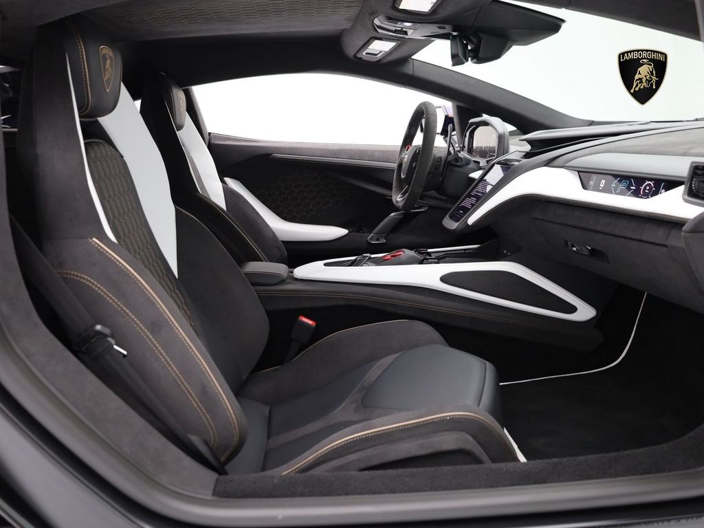 Lamborghini Revuelto 2024