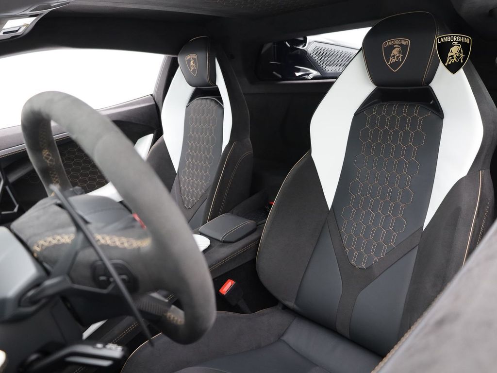 Lamborghini Revuelto 2024