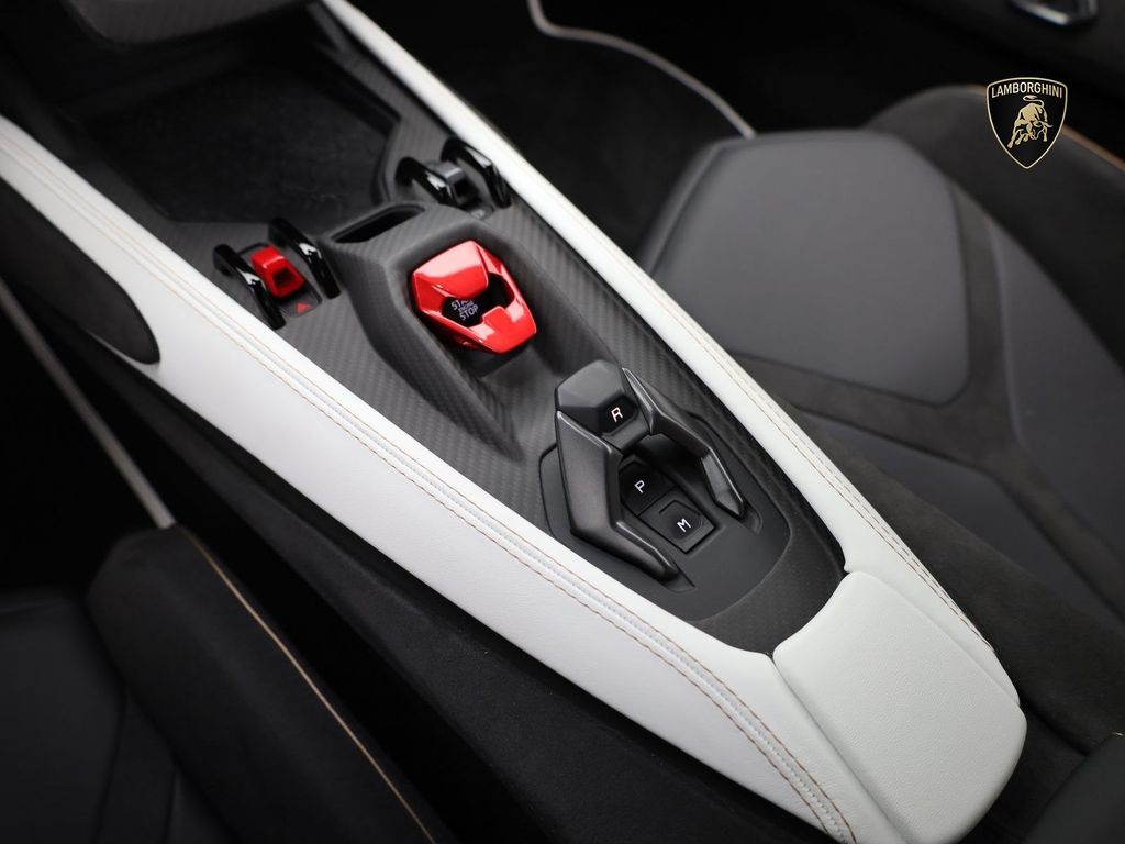 Lamborghini Revuelto 2024