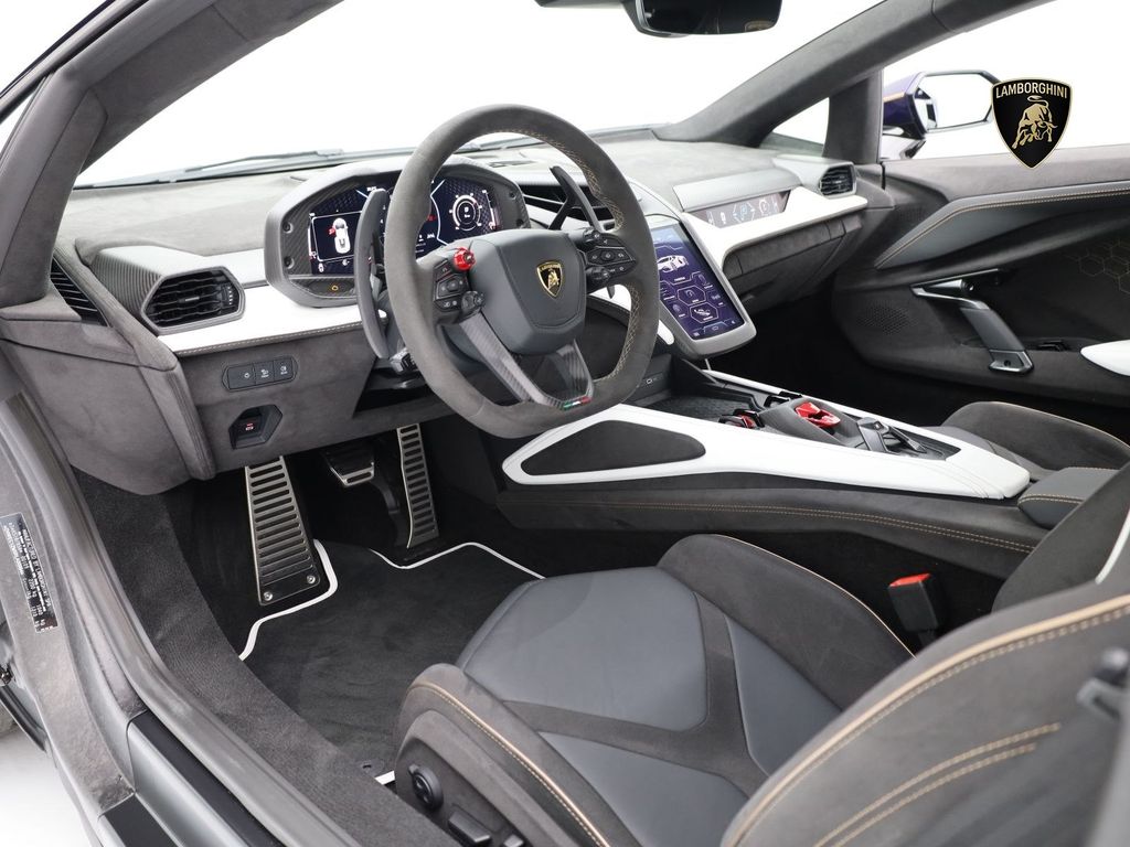 Lamborghini Revuelto 2024