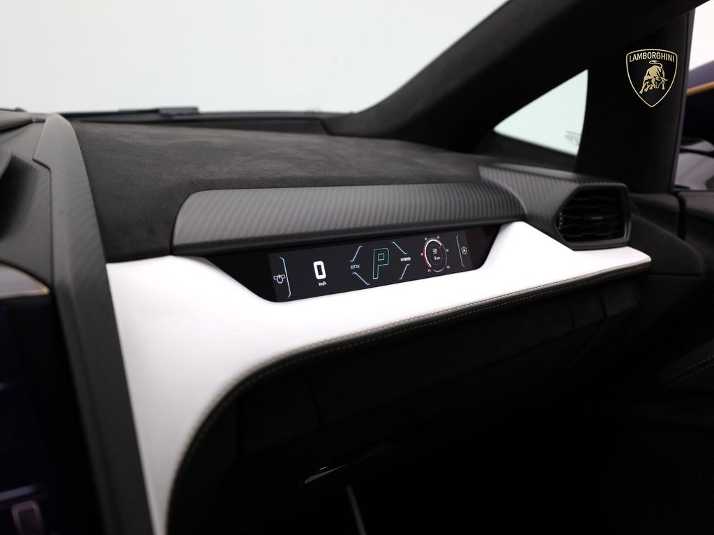 Lamborghini Revuelto 2024