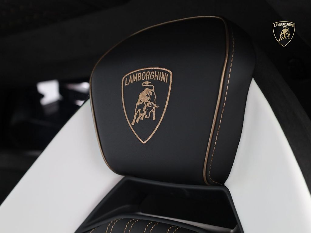 Lamborghini Revuelto 2024