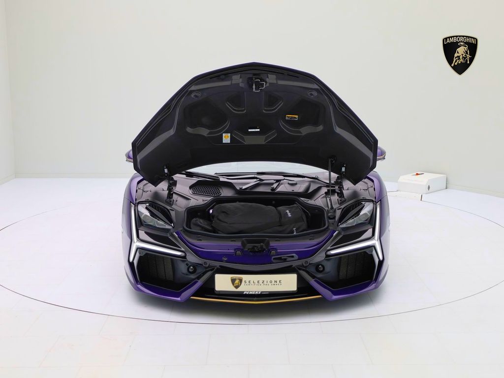 Lamborghini Revuelto 2024