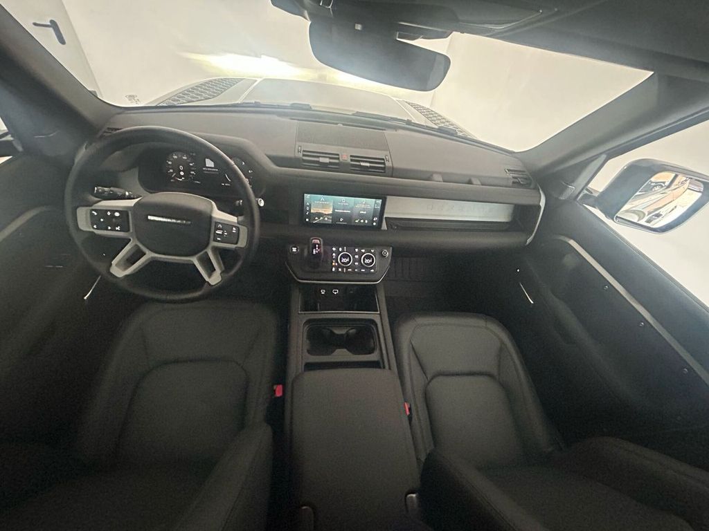 Land Rover Defender 2024