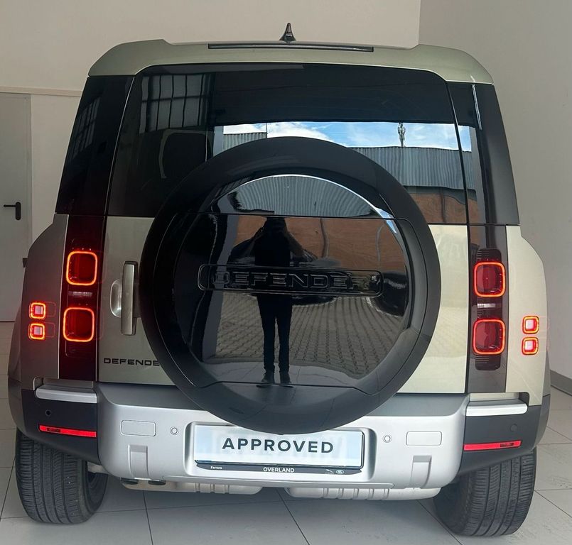 Land Rover Defender 2024