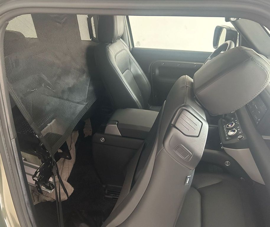 Land Rover Defender 2024