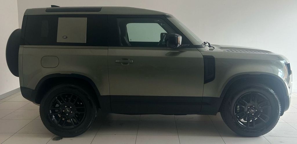 Land Rover Defender 2024