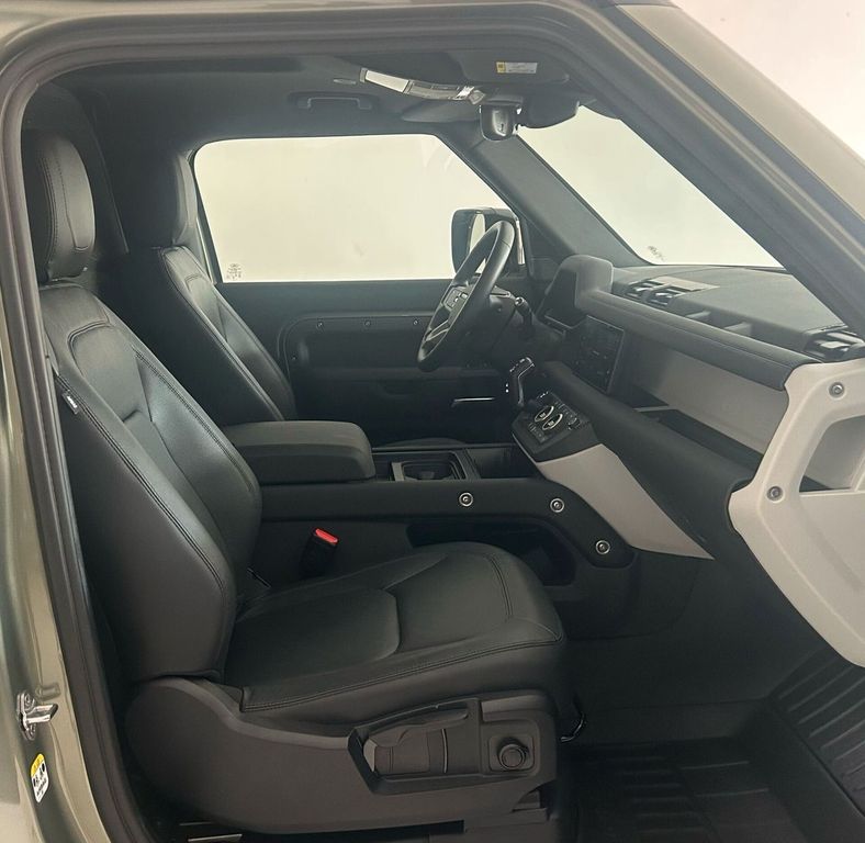 Land Rover Defender 2024