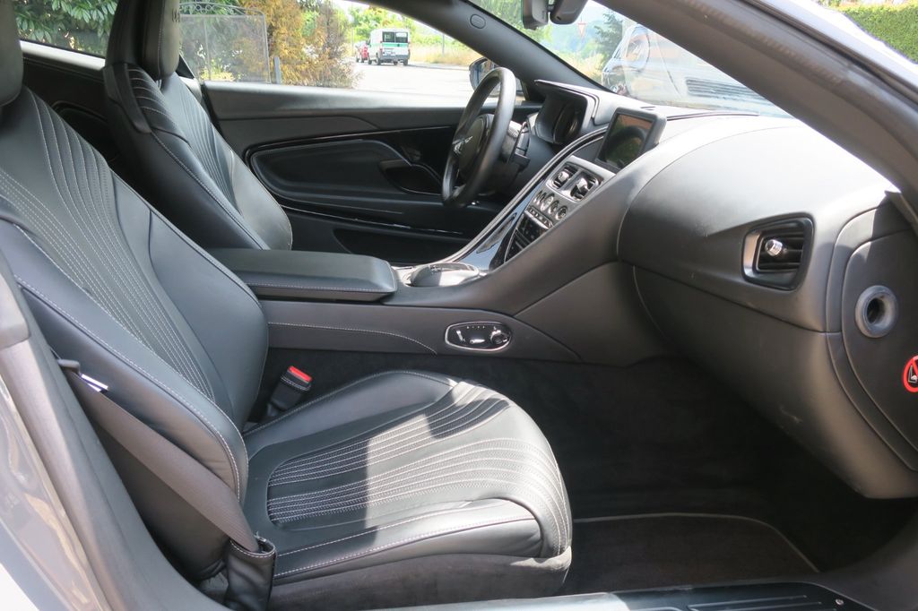 Aston Martin DB11 2016