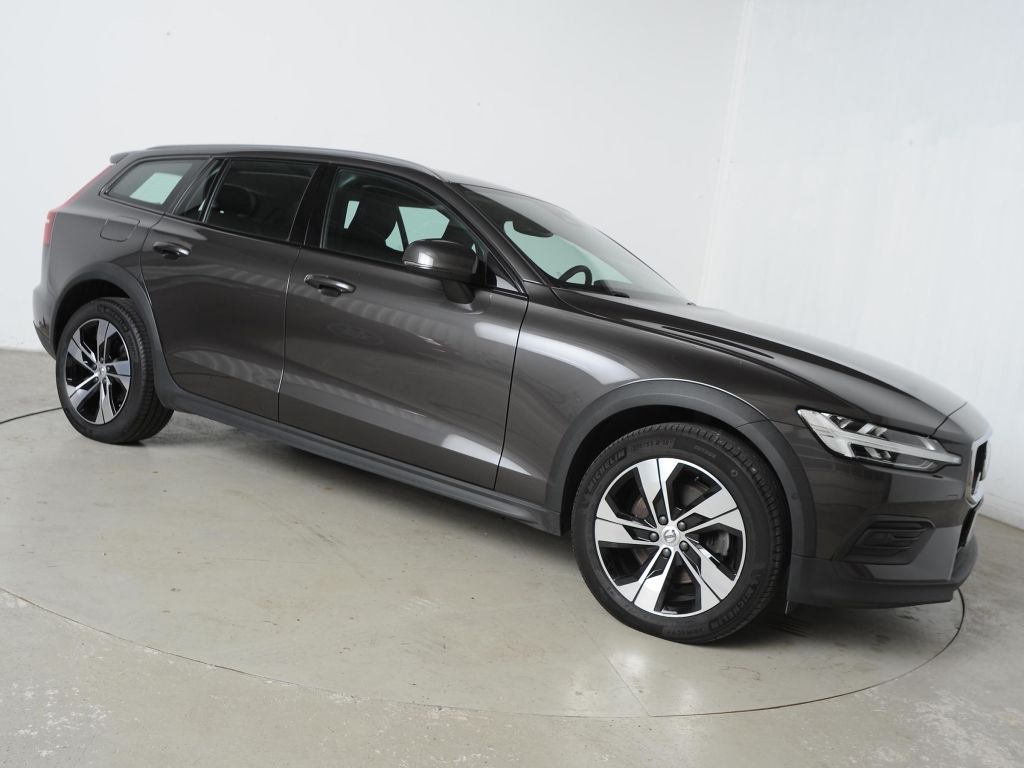 Volvo V60 Cross Country 2023