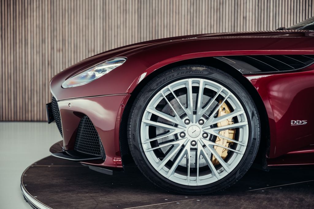 Aston Martin DBS 2022