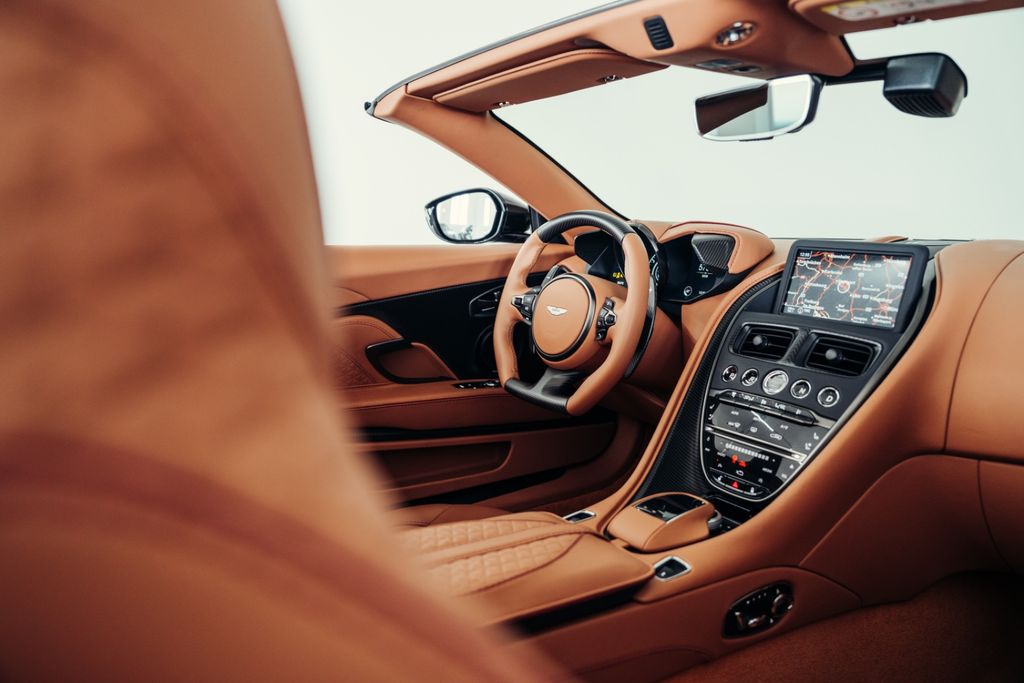 Aston Martin DBS 2022