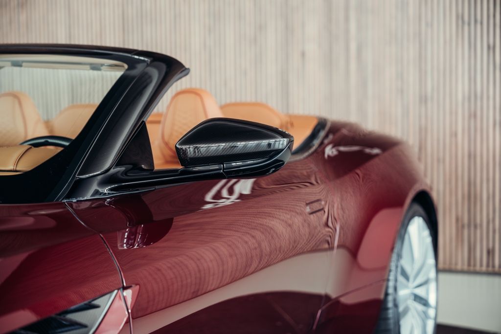 Aston Martin DBS 2022