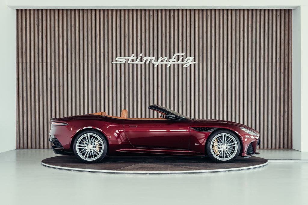 Aston Martin DBS 2022