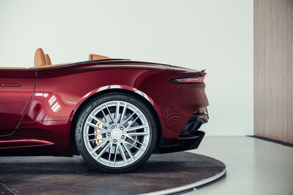 Aston Martin DBS 2022