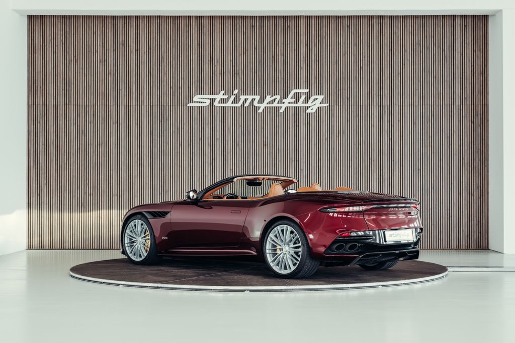 Aston Martin DBS 2022