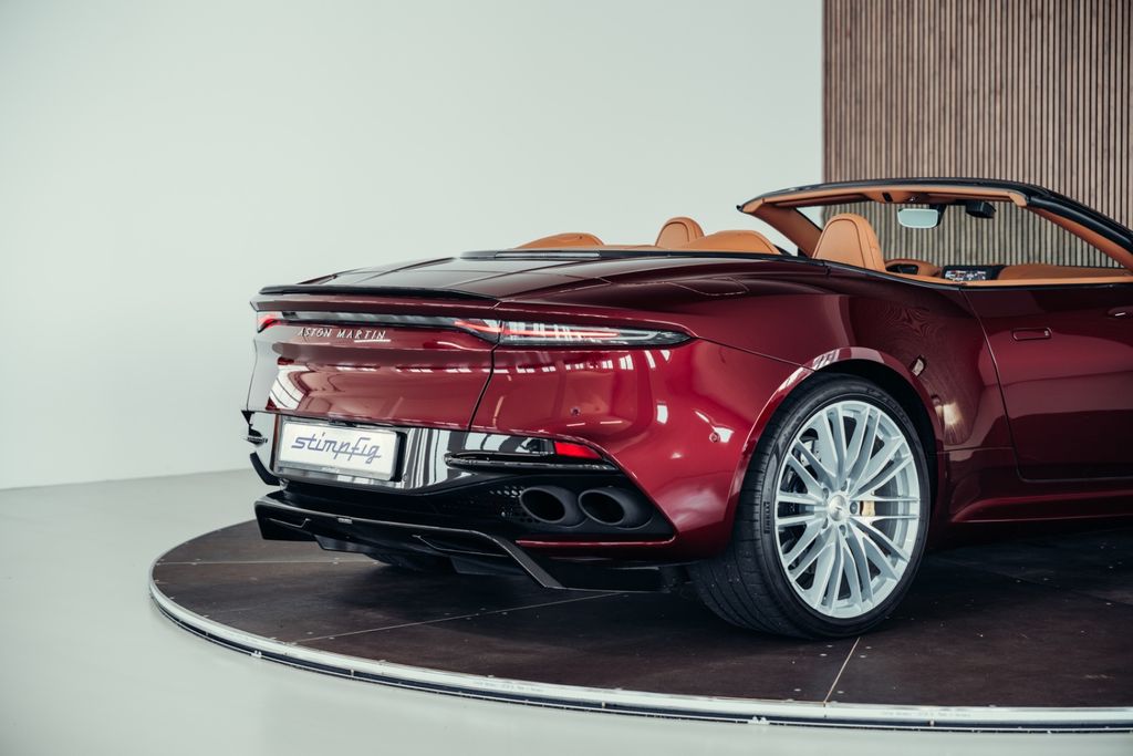 Aston Martin DBS 2022