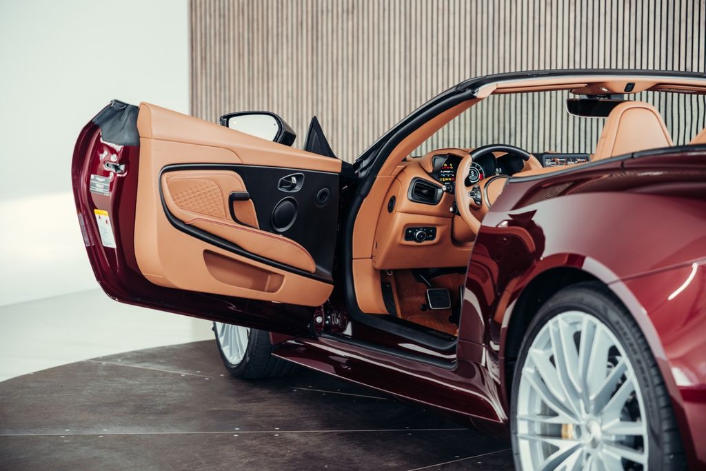 Aston Martin DBS 2022