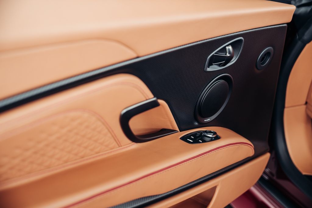 Aston Martin DBS 2022