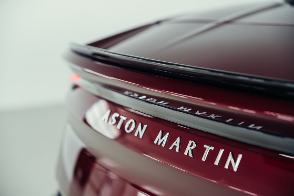 Aston Martin DBS 2022