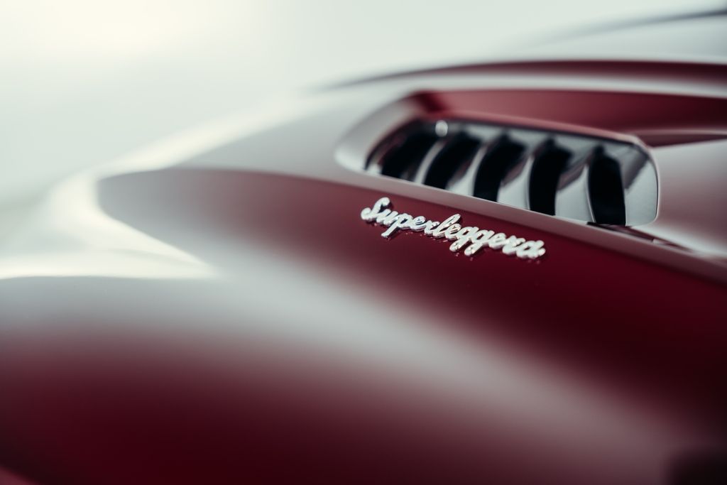 Aston Martin DBS 2022