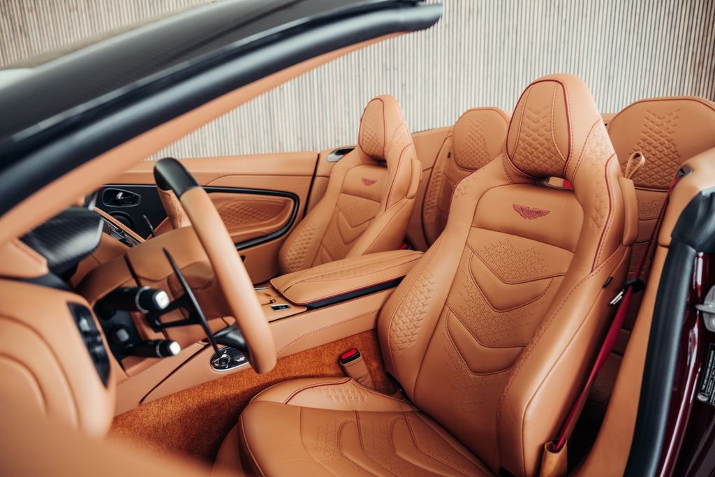 Aston Martin DBS 2022