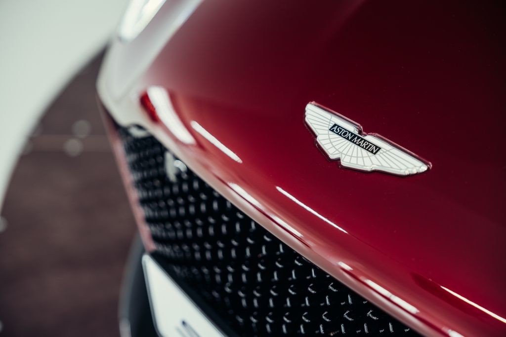 Aston Martin DBS 2022