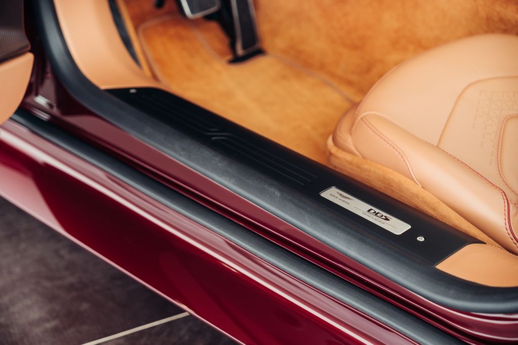 Aston Martin DBS 2022