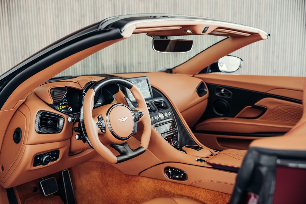 Aston Martin DBS 2022