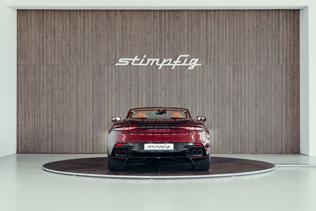 Aston Martin DBS 2022