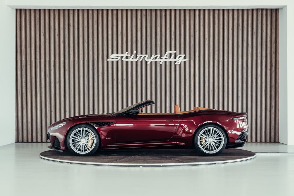 Aston Martin DBS 2022