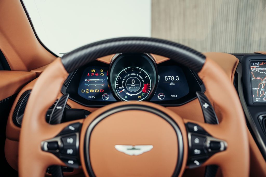 Aston Martin DBS 2022